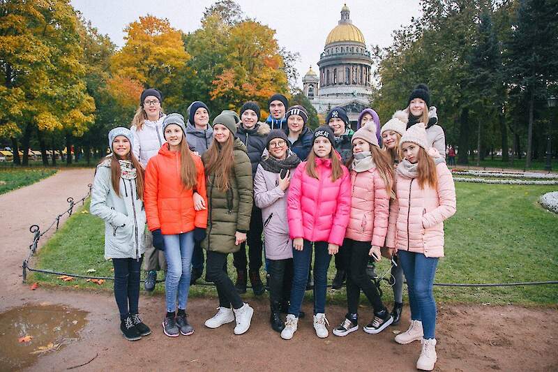 5 reasons to come to St. Petersburg in the off-season! Tips from a professional tour operator "Travel Music. Going to the city on the Neva in the winter season is not a very popular idea. It is customary to associate St. Petersburg with the period of white nights, drawbridges, walks in the country parks. All this, but in high season in our city, not only the prices of tickets increase, but also the accommodation, and the weather in the summer can not indulge. Here are five reasons why St. Petersburg is no worse in the fall and winter than it is in the summer. 1. There are no crowds of tourists in museums. Every tourist will appreciate it! 2. The hotels have the lowest prices for accommodation + nice bonuses from the hotels. 3. The season of theatrical premieres! This pleasure and enjoyment! 4. In winter, everything looks different and it has its own Fascination! 5. Restaurants and cafes in St. Petersburg - it's just a gastronomic paradise! And there is always a free table!